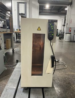 Instron Model 3119-409 Test Chamber